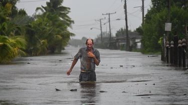 Residentes de la ciudad costera de Guanimar en la provincia de Artemisa, al suroeste de La Habana, caminan por una calle inundada tras el paso del huracán Helene el 25 de septiembre de 2024. La tormenta tropical Helene se convirtió en huracán a media mañana en el Golfo de México. Residentes de la ciudad costera de Guanimar en la provincia de Artemisa, al suroeste de La Habana, caminan por una calle inundada tras el paso del huracán Helene el 25 de septiembre de 2024. La tormenta tropical Helene se convirtió en huracán a media mañana en el Golfo de México.