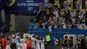 Los jugadores de Argentina celebran con fanáticos tras vencer 1-0 a Brasil en la final de la Copa América Los jugadores de Argentina celebran con fanáticos tras vencer 1-0 a Brasil en la final de la Copa América