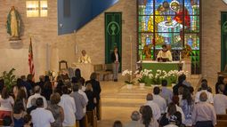 Aspecto de la ceremonia religiosa realizada en la iglesia Saint Agnes, en Key Biscayne, para honrar la vida y obra del artista Carlos Cruz-Diez.