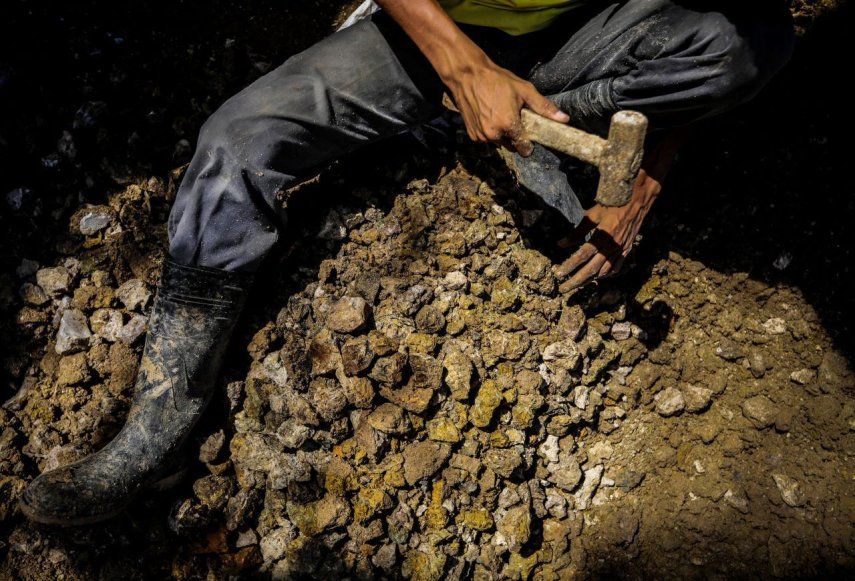 Un minero tritura rocas con un martillo para extraer oro en la mina de oro Bambanita, a unos 20 km de la ciudad de Rosita en la Región Autónoma de la Costa Caribe Norte en el noreste de Nicaragua.