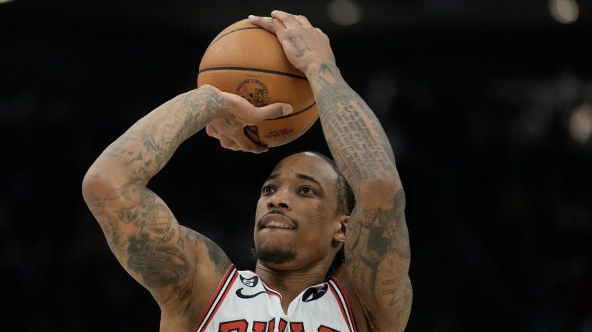 El estelar de los Bulls de Chicago DeMar DeRozan se prepara para lanzar el balón. Su hija Diar DeRozan se robó el espectáculo desde las primeras sillas frente al tabloncillo durante el duelo del Play-In ante Raptors de Toronto