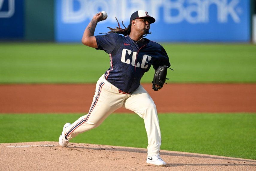 El lanzador dominicano Luis Ortiz, de los Guardianes de Cleveland, trabaja durante un compromiso contra los Cardenales de San Luis, el 27 de junio de 2025.