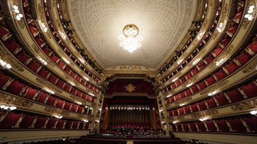 Vista del teatro lírico La Scala, de Milán, el más célebre de Italia, 4 de abril de 2022. La Scala inicia su temporada el miércoles 7 de diciembre de 2022 con la ópera rusa Boris Godunov, lo que provocó protestas ucranianas.&nbsp;