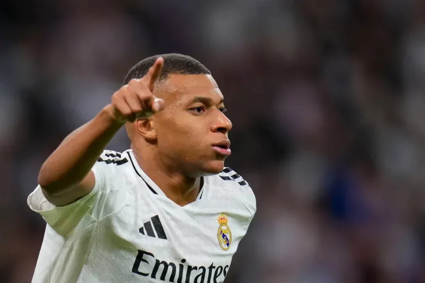 Kylian Mbappé celebra tras anotar el segundo gol del Real Madrid en la victoria 3-2 ante Alavés en la Liga española, el martes 24 de septiembre de 2024, en Madrid.&nbsp;