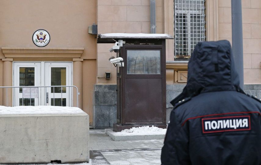 Un agente de Policía ruso vigila la entrada de la embajada de EEUU en Moscú a propósito de las acusaciones estadounidenses de injerencia rusa en las elecciones presidenciales de 2016.