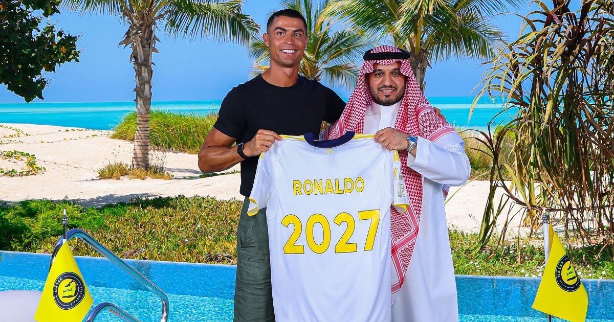 Cristiano Ronaldo muestra su nuevo contrato en Arabia Saudita