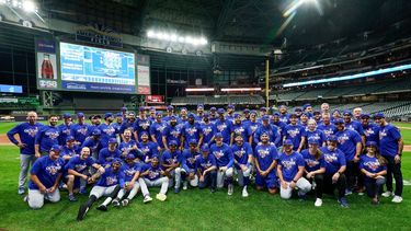 Los Mets de Nueva York Mets posan para una foto tras derrotar a los Cerveceros de Milwaukee, el 19 de septiembre de 2022. Los Mets se clasificaron a los playoffs.&nbsp;