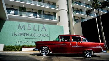 Un automóvil circula cerca de la entrada del Hotel Meliá International en Varadero, provincia de Matanzas, el 23 de octubre de 2020. Varadero, el balneario más importante de Cuba, reabre al turismo internacional, en medio de la pandemia del coronavirus. &nbsp; &nbsp;