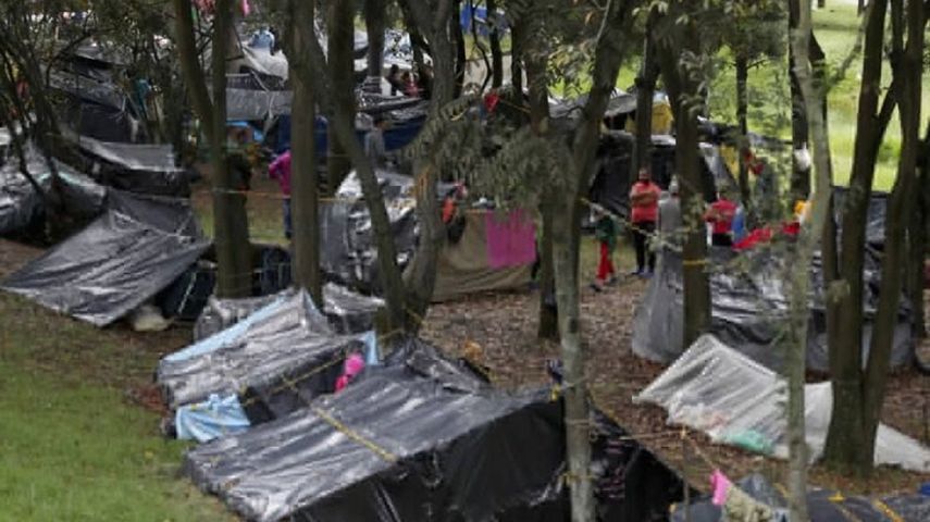 Migrantes venezolanos sin empleo acampan el miércoles 3 de junio de 2020 cerca de la principal terminal de autobuses en Bogotá, Colombia.