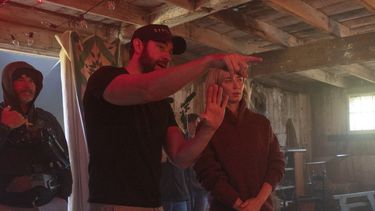 En esta imagen difundida por Paramount Pictures, el director John Krasinski y la actriz Emily Blunt en el set de A Quiet Place Part II. 