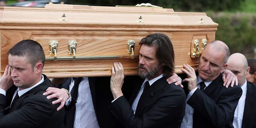 Jim Carrey en el funeral de su exnovia. (EFE)