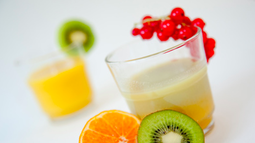 Si no quiere sumar calorías sin sentido, consuma frutas frescas o prepare sus propios jugos.