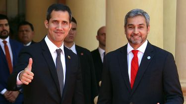 El presidente paraguayo, Mario Abdo Benítez (d), recibe al líder del Parlamento venezolano, y presidente encargado de Venezuela Juan Guaidó.&nbsp;