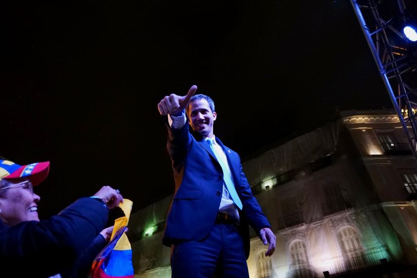 El presidente encargado de Venezuela, Juan Guaidó, saluda a los asistentes. 