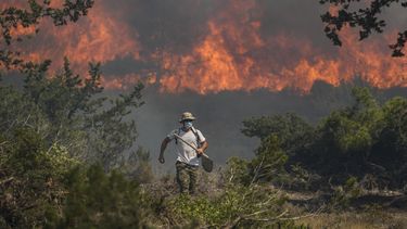 Las llamas de un incendio queman un bosque en Vati, en la isla griega de Rodas, el 25 de julio de 2023.&nbsp;