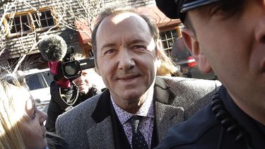 Los abogados de Spacey dicen que el hombre borró mensajes de su celular que apoyarían la declaración de inocencia del actor laureado con dos Oscar .