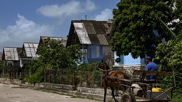 Hombre a carreta como medio de transporte en Cuba.