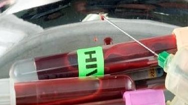Miles de investigadores en el mundo buscan desarrollar una vacuna. (ESPECIAL)