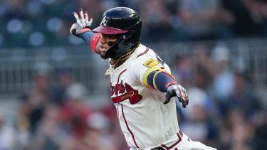 El venezolano Ronald Acuña Jr., de los Bravos de Atlanta, recorre las bases luego de sacudir un jonrón en el juego del martes 19 de septiembre de 2023, ante los Filis de Filadelfia&nbsp;