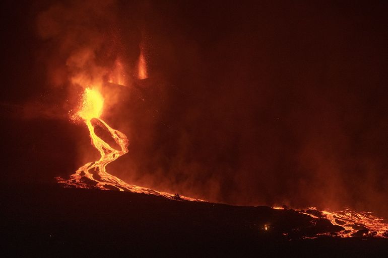 Ríos de lava salen de un volcán en la isla de La Palma, en Islas Canarias, en la madrugada del 28 de septiembre de 2021. 