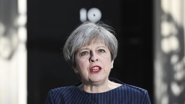 La primera ministra británica, la conservadora&nbsp;Theresa&nbsp;May, anuncia su decisión de convocar elecciones generales anticipadas para el próximo 8 de junio en una inesperada declaración en su residencia oficial de Downing Street, en Londres (Reino Unido).