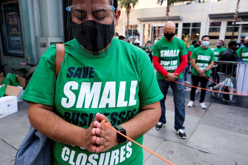 Dueños de pequeños y medianos negocios participan en una protesta en Los Angeles en busca de alternativas para salvar sus negocios, impactados por la pandemia. &nbsp;
