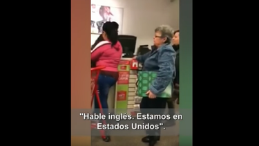 indignacion en la red por video de mujer atacando a dos latinas