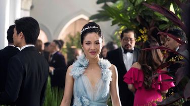 La actriz Constance Wu como Rachel Chu en la serie Crazy&nbsp;Rich&nbsp;Asians luciendo el vestido de la firma Marchesa, que fuera donado al National Museum of American History.&nbsp;