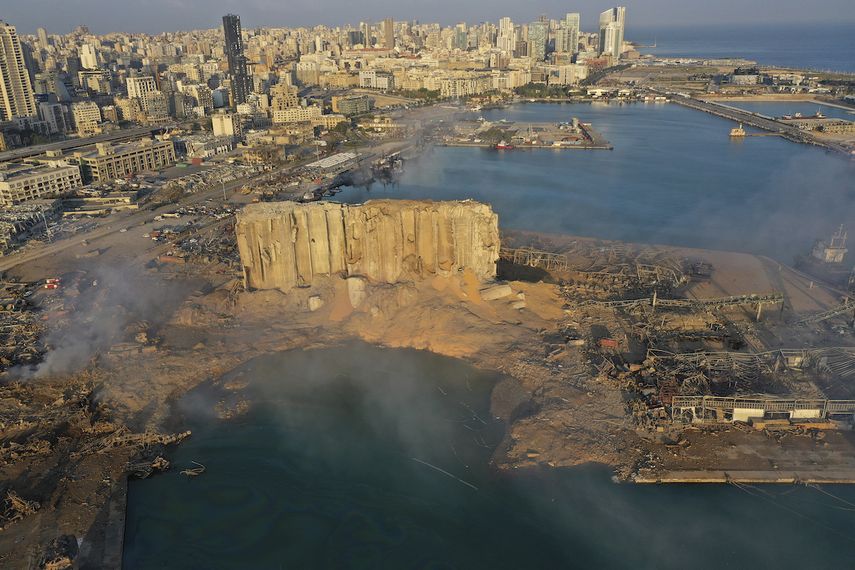 En esta foto de archivo del 5 de agosto de 2020, se alza una humareda tras la explosión del día anterior en el puerto de Beirut, Líbano.&nbsp;