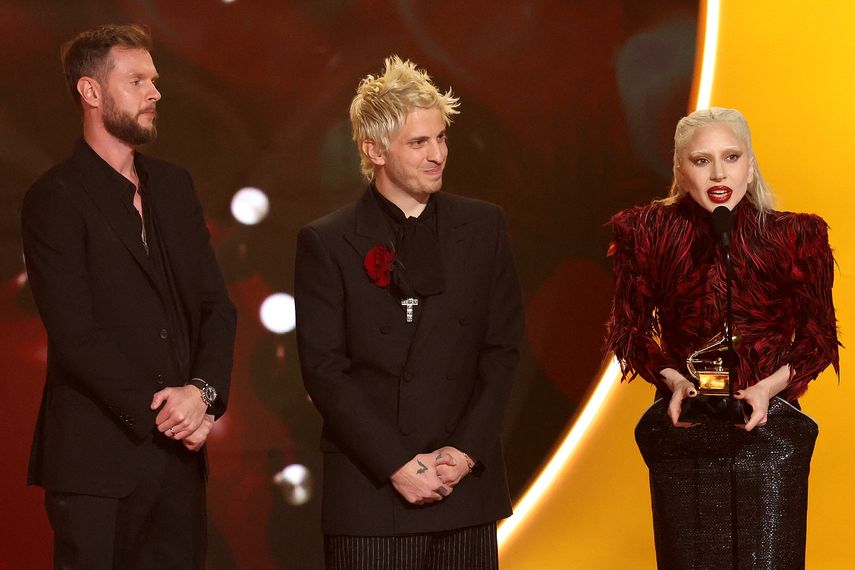 Lady Gaga (derecha) recibe el premio al Mejor Álbum Vocal Pop por MAYHEM junto a Cirkut y Andrew Watt en el escenario durante la 68ª edición de los Premios Grammy en el Crypto.com Arena el 1 de febrero de 2026 en Los Ángeles, California.