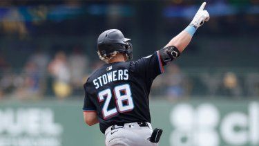 Kyle Stowers, de los Marlins de Miami, cruza la primera base tras conectar un jonrón solitario en la tercera entrada en el American Family Field, el 25 de julio de 2025 en Milwaukee, Wisconsin.