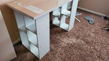 En esta foto prove&iacute;da por Megan Fry, un escritorio armado con la superficie de una mesa y estantes de libros es visto en su casa en Indian&aacute;polis el 14 de septiembre del 2020.&nbsp;