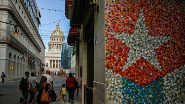Personas caminan en una calle de La Habana, Cuba.