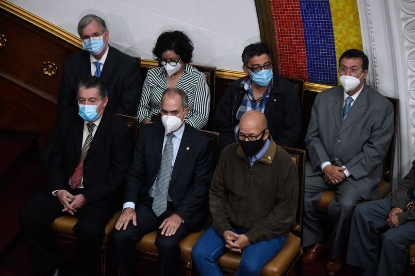 Los recién nombrados rectores del Consejo Nacional Electoral de Venezuela (CNE), Roberto Picón (izq.) Y Alexis Corredor Pérez (centro), participan en una sesión extraordinaria de la Asamblea Nacional, en Caracas, el 4 de mayo de 2021.