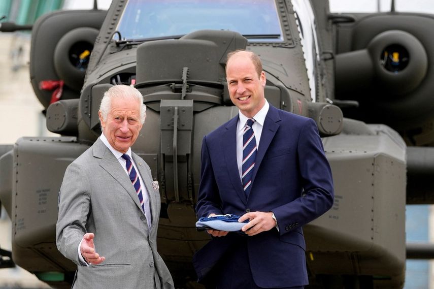 El rey Carlos III de Gran Bretaña entrega oficialmente el cargo de coronel en jefe del Cuerpo Aéreo del Ejército al príncipe William, príncipe de Gales de Gran Bretaña, frente a un helicóptero Apache en el Centro de Aviación del Ejército en Middle Wallop, Inglaterra, el 13 de mayo de 2024.
