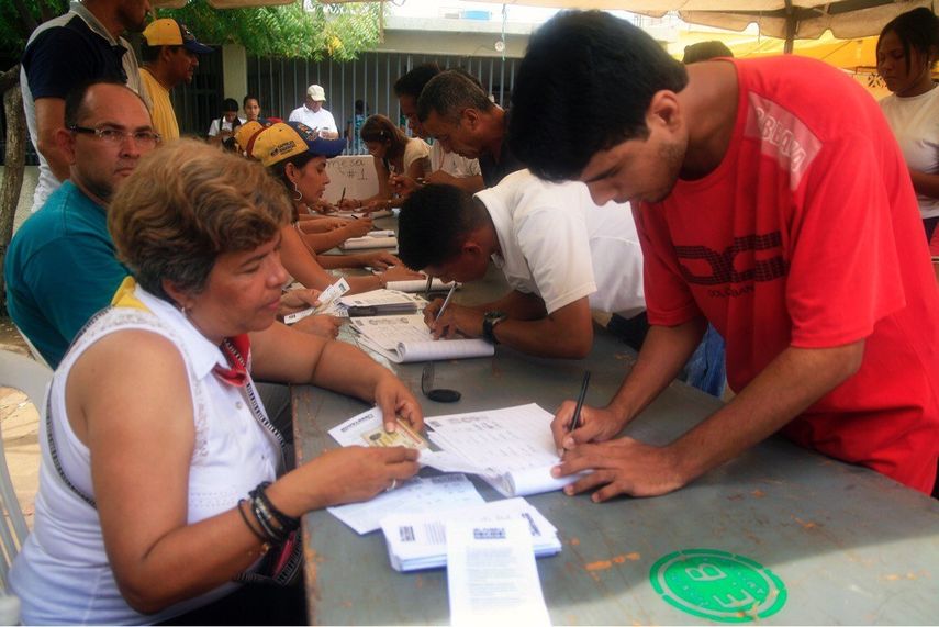 Los centros de recolección de votos, instalados en los alrededores de iglesias, plazas y centros culturales, recibieron a los votantes en un concurrido acto de desobediencia durante esta jornada