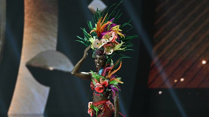 La jamaicana Gabrielle Henry desfila en el escenario durante la presentación de trajes nacionales de Miss Universo 2025 en Nonthaburi, el 19 de noviembre de 2025.&nbsp;