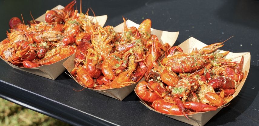Variedad de mariscos frescos y cocinados al momento durante el festival.