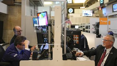 Corredores trabajan en la Bolsa de Valores de Nueva York, el 28 de noviembre de 2022.&nbsp;