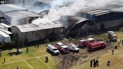 Vista aérea de los servicios de emergencia trabajando para extinguir un incendio provocado por el accidente de una avioneta Cessna Citation que impactó una nave industrial en la colonia Santa María Totoltepec, cerca del Aeropuerto Internacional de Toluca, Estado de México, el 15 de diciembre de 2025. Una avioneta se estrelló poco antes de llegar al aeropuerto de la ciudad de Toluca, en el centro de México, causando la muerte de al menos cuatro personas, informaron la Cruz Roja local y las autoridades.