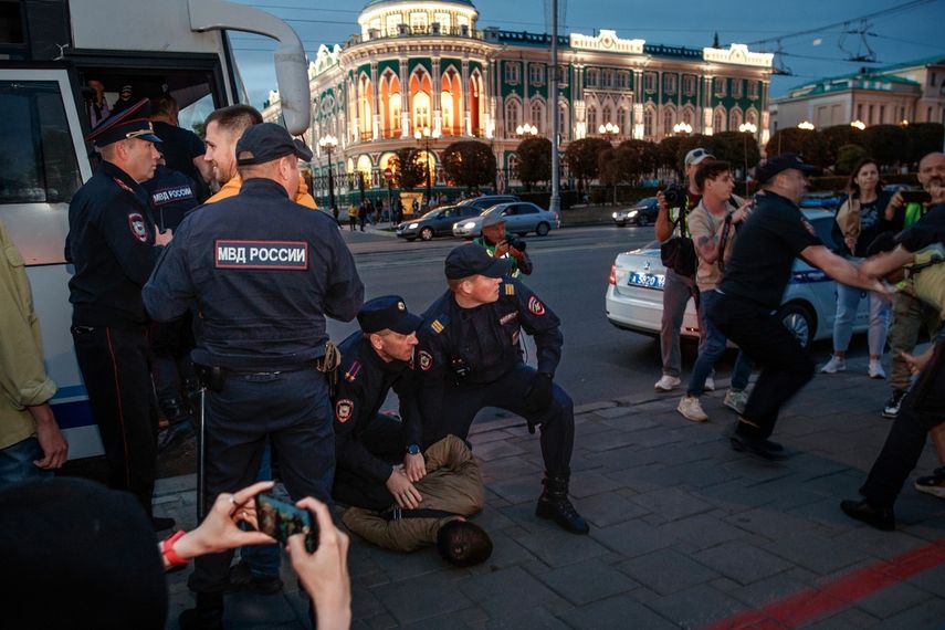 Policías detienen a manifestantes durante una protesta contra la movilización militar en Ekaterimburgo, Rusia, el miércoles 21 de septiembre de 2022.&nbsp;
