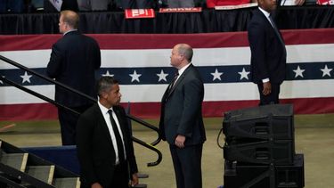 Miembros del Servicio Secreto vigilan mientras el candidato presidencial republicano, Donald Trump, habla en un evento de campaña.