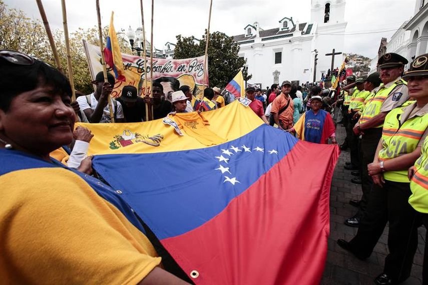 Manifestantes apostados en las afueras del Palacio de Gobierno apoyan el encuentro entre Colombia y Venezuela este lunes 21 de septiembre de 2015. (EFE)