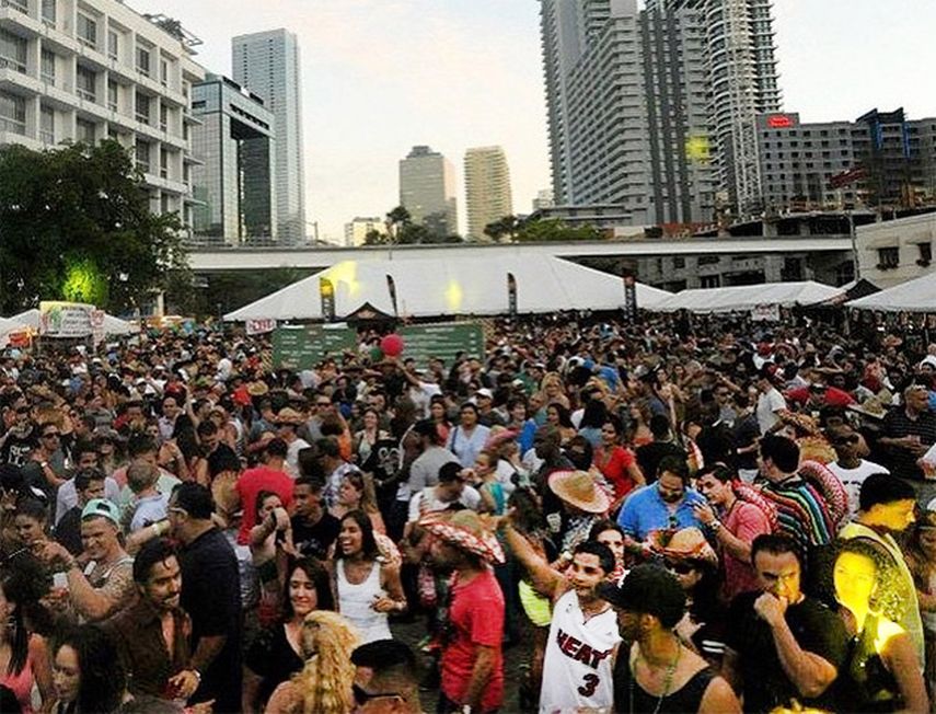 Miles de miamenses celebran la ocasión en varios puntos de la ciudad. (CORTESÍA)