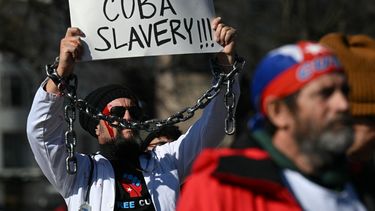 Miembros de la comunidad cubana se manifiestan en apoyo al presidente estadounidense Donald Trump frente a la Casa Blanca en Washington, DC, el 28 de enero de 2025.
