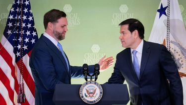 El vicepresidente de Estados Unidos, JD Vance, se da la mano con el secretario de Estado, Marco Rubio, durante la reunión inaugural de Ministros de Minerales Críticos en el Departamento de Estado en Washington, DC, el 4 de febrero de 2026.