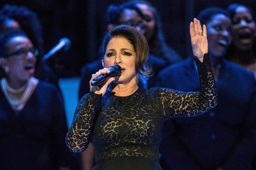 Estefan es una de los artistas que intervinieron en los momentos previos a la misa que oficiará el papa desde las 18.00 hora local (22.00 GMT) en ese histórico escenario de acontecimientos deportivos y musicales 