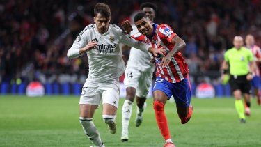 El defensa español #35 del Real Madrid, Raúl Asencio, y el defensa mozambiqueño #23 del Atlético de Madrid, Reinildo Mandava, disputan el balón durante el partido de vuelta de los octavos de final de la UEFA Champions League entre el Club Atlético de Madrid y el Real Madrid CF en el estadio Metropolitano de Madrid el 12 de marzo de 2025.&nbsp;