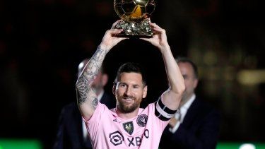 El delantero argentino Lionel Messi alza el Balón de Oro antes de un partido amistoso del Inter Miami ante el New York City FC, el viernes 10 de noviembre de 2023, en Fort Lauderdale, Florida.