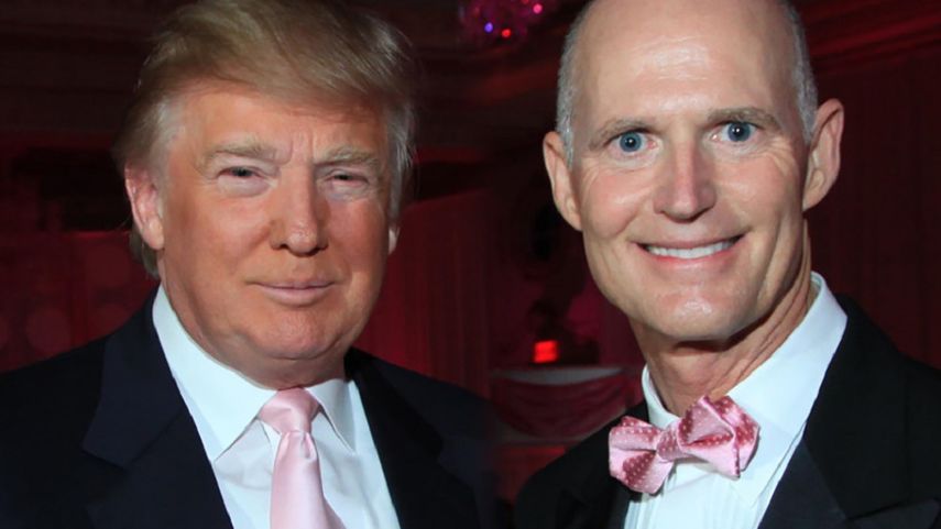 Donald Trump y Rick Scott posan para la prensa, durante una fiesta en la Florida.
